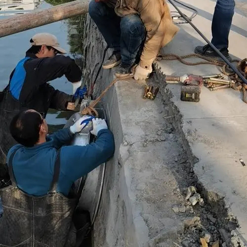 城市污水管道拍门安装即将完成